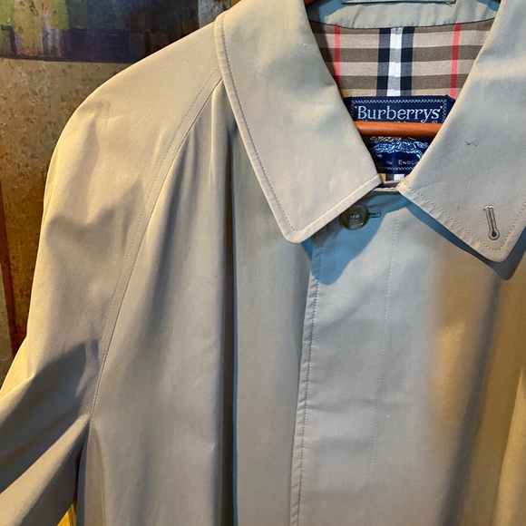 Classic Burberrys London Trench Coat - Picture 2 of 16